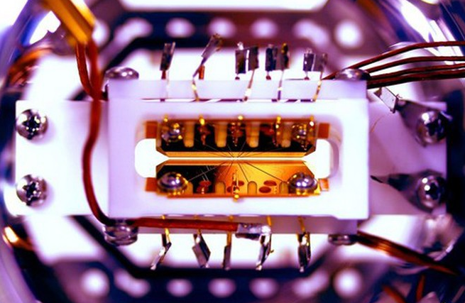 Máy tính lượng tử đầu tiên có thể lập trình và tái lập trình