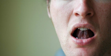 Chạm đầu lưỡi vào vòm miệng để giảm bớt áp lực cuộc sống